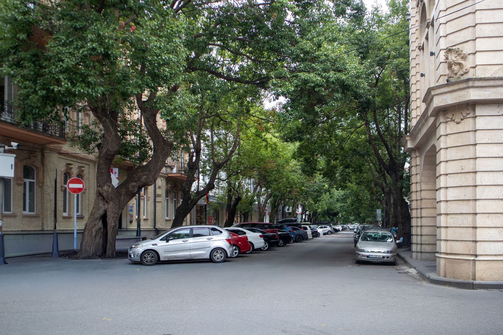 Đường đi dạo Boulevard Batumi với bãi biển và công viên ven biển