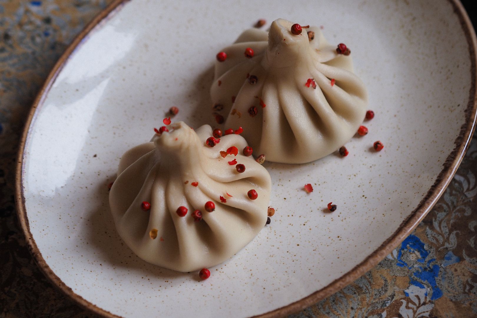 Đĩa khinkali bánh bao nước và khachapuri bánh phô mai Gruzia